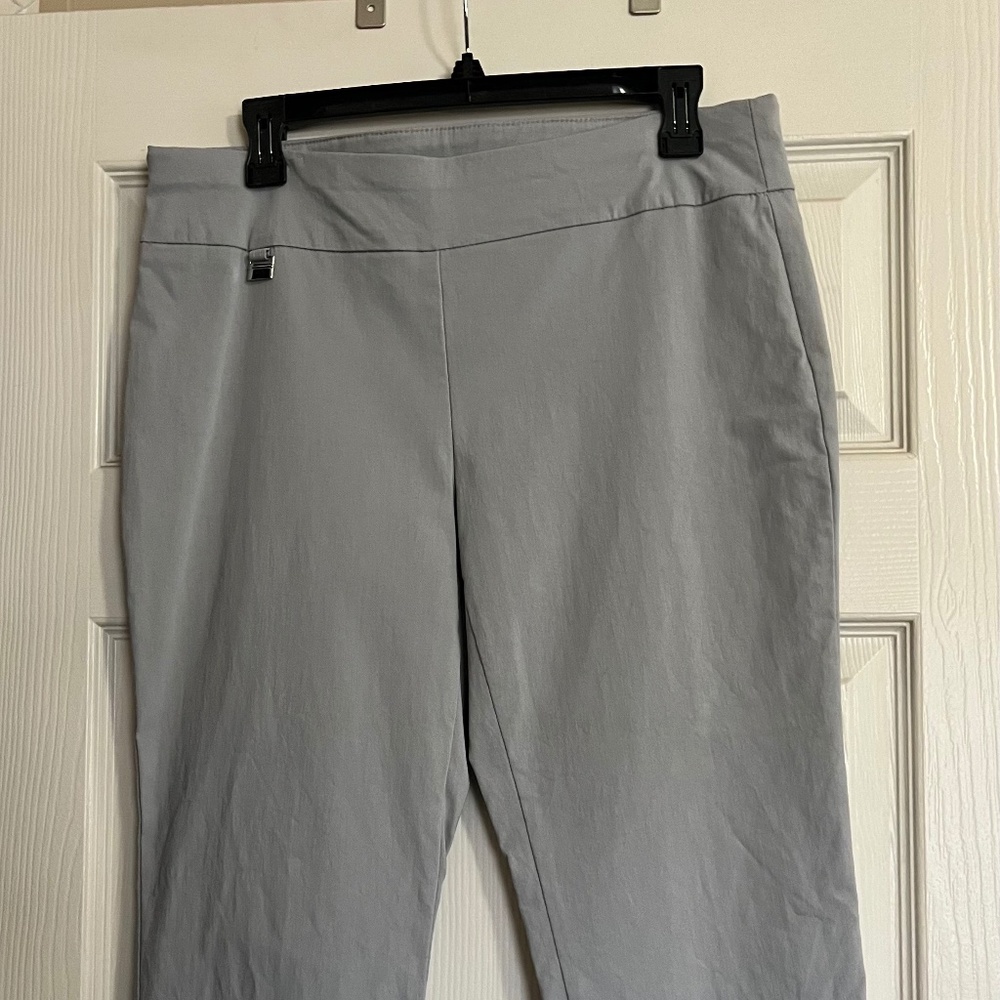 Light gray cropped pants